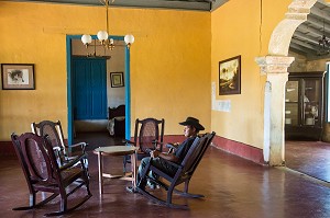 COW-BOY A L'INTERIEUR DE LA CASA GUACHINANGO, ANCIENNE HACIENDA DU 18EME SIECLE, VALLEE DE LOS INGENIOS CLASSEE AU PATRIMOINE MONDIAL DE L’HUMANITE PAR L’UNESCO, CUBA, CARAIBES 