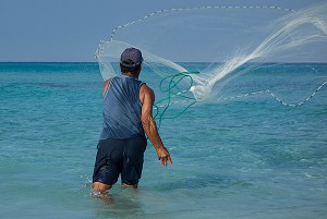 PECHEUR LANCANT SON FILET DE PECHE SUR LA PLAGE DE VARADERO, CUBA, CARAIBES 
