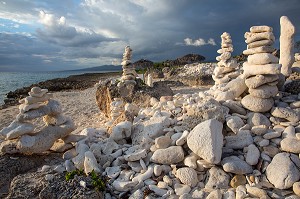 SCULPTURES DE CORAIL SUR LA PLAGE DE SABLE FIN SITUEE ENTRE LE VILLAGE DE LA BOCA ET LA PLAGE ACON AU SUD DE LA VILLE DE TRINIDAD, CUBA, CARAIBES 