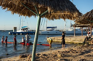 COURS D'AVIRON POUR LES JEUNES DEVANT LA MARINA, CIENFUEGOS, ANCIENNE VILLE PORTUAIRE PEUPLEE PAR LES FRANCAIS AU 19EME SIECLE ET CLASSEE AU PATRIMOINE MONDIAL DE L'HUMANITE PAR L'UNESCO, CUBA, CARAIBES 