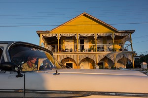 VIEILLE VOITURE AMERICAINE DEVANT UNE MAISON EN BOIS DE LA PUNTA GORDA, CIENFUEGOS, ANCIENNE VILLE PORTUAIRE PEUPLEE PAR LES FRANCAIS AU 19EME SIECLE ET CLASSEE AU PATRIMOINE MONDIAL DE L'HUMANITE PAR L'UNESCO, CUBA, CARAIBES 