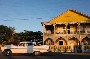 VIEILLE VOITURE AMERICAINE DEVANT UNE MAISON EN BOIS DE LA PUNTA GORDA, CIENFUEGOS, ANCIENNE VILLE PORTUAIRE PEUPLEE PAR LES FRANCAIS AU 19EME SIECLE ET CLASSEE AU PATRIMOINE MONDIAL DE L'HUMANITE PAR L'UNESCO, CUBA, CARAIBES 