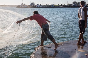PECHEURS AU FILET DANS LE PORT DE CIENFUEGOS, ANCIENNE VILLE PORTUAIRE PEUPLEE PAR LES FRANCAIS AU 19EME SIECLE ET CLASSEE AU PATRIMOINE MONDIAL DE L'HUMANITE PAR L'UNESCO, CUBA, CARAIBES 