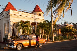 VIEILLE VOITURE AMERICAINE DEVANT UNE MAISON DE LA PUNTA GORDA, CIENFUEGOS, ANCIENNE VILLE PORTUAIRE PEUPLEE PAR LES FRANCAIS AU 19EME SIECLE ET CLASSEE AU PATRIMOINE MONDIAL DE L'HUMANITE PAR L'UNESCO, CUBA, CARAIBES 