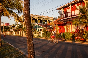 MAISONS EN BOIS DE LA PUNTA GORDA, ANCIEN QUARTIER ARISTOCRATIQUE DE L'EPOQUE COLONIALE, CIENFUEGOS, ANCIENNE VILLE PORTUAIRE PEUPLEE PAR LES FRANCAIS AU 19EME SIECLE ET CLASSEE AU PATRIMOINE MONDIAL DE L'HUMANITE PAR L'UNESCO, CUBA, CARAIBES 