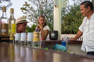 BAR A MORITO DANS LE PARC DE LA PUNTA GORDA, CIENFUEGOS, ANCIENNE VILLE PORTUAIRE PEUPLEE PAR LES FRANCAIS AU 19EME SIECLE ET CLASSEE AU PATRIMOINE MONDIAL DE L'HUMANITE PAR L'UNESCO, CUBA, CARAIBES 