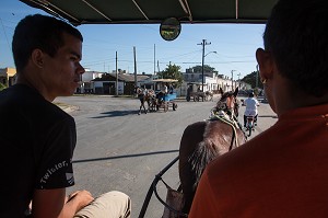 CONDUCTEURS DE TAXI A BORD DE LEUR CHARRETTE TIREE PAR UN CHEVAL, CIENFUEGOS, ANCIENNE VILLE PORTUAIRE PEUPLEE PAR LES FRANCAIS AU 19EME SIECLE ET CLASSEE AU PATRIMOINE MONDIAL DE L'HUMANITE PAR L'UNESCO, CUBA, CARAIBES 