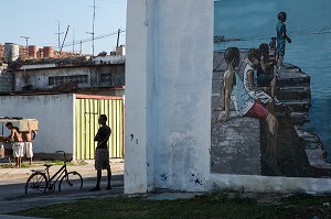 PEINTURE MURALE REPRESENTANT UN QUAI DU PORT, CIENFUEGOS, ANCIENNE VILLE PORTUAIRE PEUPLEE PAR LES FRANCAIS AU 19EME SIECLE ET CLASSEE AU PATRIMOINE MONDIAL DE L'HUMANITE PAR L'UNESCO, CUBA, CARAIBES 