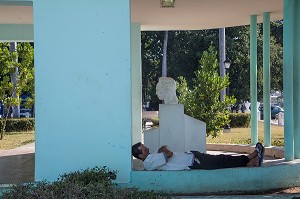 HOMME ENDORMI DEVANT LA STATUE DE JOSE MARTI, CIENFUEGOS, ANCIENNE VILLE PORTUAIRE PEUPLEE PAR LES FRANCAIS AU 19EME SIECLE ET CLASSEE AU PATRIMOINE MONDIAL DE L'HUMANITE PAR L'UNESCO, CUBA, CARAIBES 