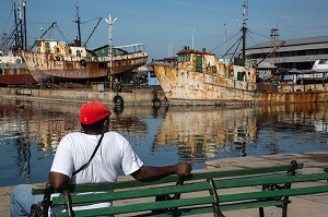 VIEUX BATEAUX EN REPARATION, CHANTIER NAVAL DANS LA BAIE DE CIENFUEGOS, ANCIENNE VILLE PORTUAIRE PEUPLEE PAR LES FRANCAIS AU 19EME SIECLE ET CLASSEE AU PATRIMOINE MONDIAL DE L'HUMANITE PAR L'UNESCO, CUBA, CARAIBES 