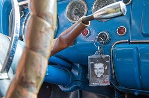 INTERIEUR D'UNE VIEILLE VOITURE AMERICAINE AVEC UN PORTE-CLE A L'EFFIGIE DE ERNESTO GUEVARA DIT LE CHE, CUBA, CARAIBES 