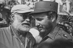 PHOTO EMBLEMATIQUE DE LA RENCONTRE HISTORIQUE ENTRE ERNEST HEMINGWAY (1899-1961), ECRIVAIN ET JOURNALISTE AMERICAIN, ET FIDEL CASTRO, UN DES LEADERS DE LA REVOLUTION CUBAINE DE 1959 ET PREMIER MINISTRE DE CUBA, 15 MAI 1960, COJIMAR, CUBA, CARAIBES 