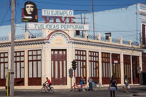 PORTRAIT DU CHE, ERNESTO GUEVARA, AVEC UN SLOGAN POLITIQUE, PLACE DU PARQUE JOSE MARTI, CIENFUEGOS, ANCIENNE VILLE PORTUAIRE PEUPLEE PAR LES FRANCAIS AU 19EME SIECLE ET CLASSEE AU PATRIMOINE MONDIAL DE L'HUMANITE PAR L'UNESCO, CUBA, CARAIBES 