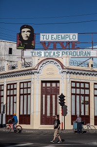 PORTRAIT DU CHE, ERNESTO GUEVARA, AVEC UN SLOGAN POLITIQUE, PLACE DU PARQUE JOSE MARTI, CIENFUEGOS, ANCIENNE VILLE PORTUAIRE PEUPLEE PAR LES FRANCAIS AU 19EME SIECLE ET CLASSEE AU PATRIMOINE MONDIAL DE L'HUMANITE PAR L'UNESCO, CUBA, CARAIBES 