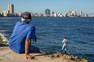 VUE SUR LES BUILDINGS DE LA VILLE DEPUIS LE MALECON, GOLFE DU MEXIQUE, LA HAVANE, CUBA, CARAIBES 