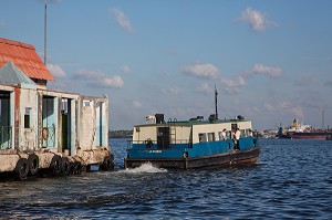 FERRY BOAT, BATEAU DE LIAISON DANS LA BAIE DU PORT DE COMMERCE, LA HAVANE, CUBA, CARAIBES 