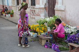 VENTE DE FLEURS DANS LA RUE, VIE QUOTIDIENNE, LA HAVANE, CUBA, CARAIBES 