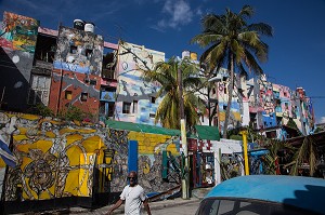 PEINTURES DE LA SANTERIA (SYNCHRETISME CUBAIN, CULTURE AFRO CUBAINE), OEUVRES PICTURALES DE SALVADOR GONZALEZ ESCALONA PEINTES SUR LES MURS DE LA VILLE, CALLEJON DE HAMEL, LA HAVANE, CUBA, CARAIBES 