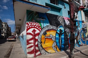 PEINTURES DE LA SANTERIA (SYNCHRETISME CUBAIN, CULTURE AFRO CUBAINE), OEUVRES PICTURALES DE SALVADOR GONZALEZ ESCALONA PEINTES SUR LES MURS DE LA VILLE, CALLEJON DE HAMEL, LA HAVANE, CUBA, CARAIBES 