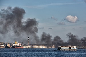 FUMEE NOIRE DANS LE PORT DE COMMERCE, LA HAVANE, CUBA, CARAIBES 