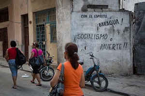 SCENE DE RUE ET TAGS POLITIQUES SOCIALISMO O MUERTE (LE SOCIALISME OU LA MORT) PEINTS SUR LES MURS, LA HAVANE, CUBA, CARAIBES 