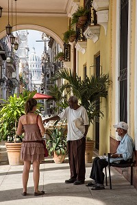 JEUNE TOURISTE SOUS LES ARCADES DE PLAZA VIEJA, LA HAVANE, CUBA, CARAIBES 