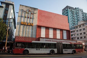 BUS CUBAIN DEVANT LE CINEMA MILAN, FESTIVAL INTERNATIONAL DE CINEMA LATINO AMERICAIN, LA HAVANE, CUBA, CARAIBES 