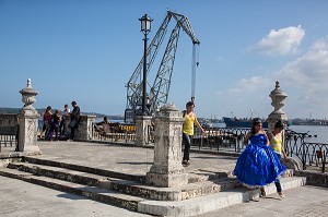 SEANCE PHOTO EN ROBE LONGUE DEVANT LE PORT DE COMMERCE, LA HAVANE, CUBA, CARAIBES 