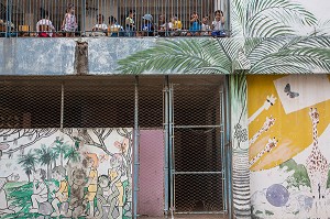 ECOLE MATERNELLE COUVERTE DE PEINTURES MURALES, VIEILLE VILLE (HABANA VIEJA), LA HAVANE, CUBA, CARAIBES 