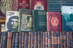 MARCHE AUX LIVRES DANS LE CENTRE DE LA VILLE, PLAZA DE ARMAS, LA HAVANE, CUBA, CARAIBES 