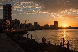 PECHEURS SUR LE MALECON AU COUCHER DU SOLEIL, GOLFE DU MEXIQUE, LA HAVANE, CUBA, CARAIBES 