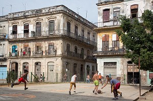ECOLIERS JOUANT AU FOOTBALL DANS LA COUR D'ECOLE SANTO CRISTO, LA HAVANE, CUBA, CARAIBES 