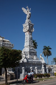 MONUMENT ERIGE EN HOMMAGE AUX SAPEURS-POMPIERS, CIMETIERE CHRISTOPHE COLOMB (CIMITERO), L'UN DES PLUS GRANDS CIMETIERES AU MONDE, QUARTIER DU VEDADO, LA HAVANE, CUBA, CARAIBES 