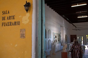 SALLE DE L'ART FUNERAIRE (SALA DE ARTE FUNERARIO), CIMETIERE CHRISTOPHE COLOMB (CIMITERO), L'UN DES PLUS GRANDS CIMETIERES AU MONDE, QUARTIER DU VEDADO, LA HAVANE, CUBA, CARAIBES 