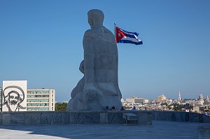 STATUE DE JOSE MARTI (1853-1895), HOMME POLITIQUE, PHILOSOPHE ET POETE CUBAIN, DRAPEAU CUBAIN ET PORTRAIT DE FIDEL CASTRO, PLACE DE LA REVOLUTION, PLAZA DE LA REVOLUCION, LA HAVANE, CUBA, CARAIBES 