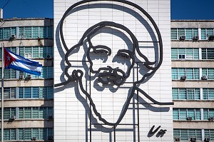 PORTRAIT DE FIDEL CASTRO, UN DES LEADERS DE LA REVOLUTION CUBAINE, SUR UNE FACADE D'IMMEUBLE, PLACE DE LA REVOLUTION, PLAZA DE LA REVOLUCION, LA HAVANE, CUBA, CARAIBES 