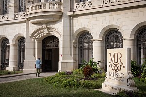 ENTREE DU MUSEO DE LA REVOLUTION ABRITE DANS L'EX-PALAIS PRESIDENTIEL, LA HAVANE, CUBA, CARAIBES 