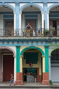 VIE QUOTIDIENNE DANS LA RUE (AVENIDA DE ITALIA), LA HAVANE, CUBA, CARAIBES 