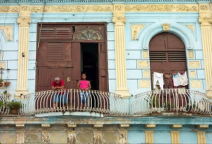 FAMILLE CUBAINE AU BALCON, VIE QUOTIDIENNE, CALLE INDUSTRIA, LA HAVANE, CUBA, CARAIBES 