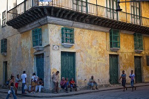 SCENE DE RUE DEVANT UN IMMEUBLE COLORE DE LA CALLE DE LOS OFICIOS, LA HAVANE, CUBA, CARAIBES 