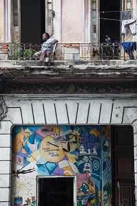 GRAFFITIS SUR LA FACADE D'UN IMMEUBLE, VIE QUOTIDIENNE, PASEO DEL PRADO, LA HAVANE, CUBA, CARAIBES 