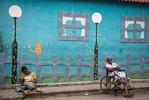 INFIRME ET ALCOOLIQUE DEVANT DES PEINTURES MURALES EN TROMPE L'OEIL, RUE CONSULADO, SCENE DE RUE ET VIE QUOTIDIENNE, LA HAVANE, CUBA, CARAIBES 