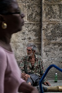 MENDIANT INFIRME DANS LA RUE OBISPO, LA HAVANE, CUBA, CARAIBES 