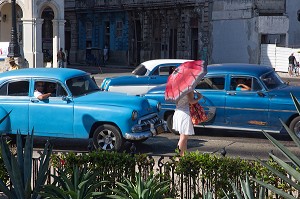SCENE DE RUE AVEC VIEILLES VOITURES AMERICAINES, LA HAVANE, CUBA, CARAIBES 