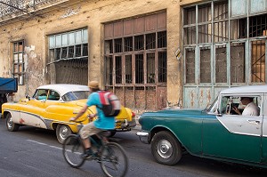 SCENE DE RUE AVEC VIEILLES VOITURES AMERICAINES, LA HAVANE, CUBA, CARAIBES 