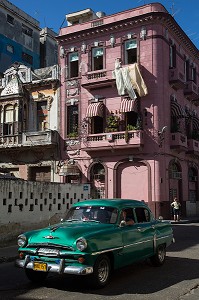 VIEILLE VOITURE AMERICAINE DANS UNE RUE DE LA HAVANE, CUBA, CARAIBES 