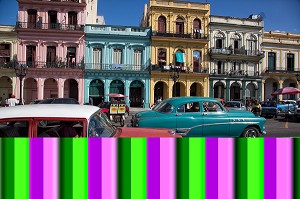VIEILLES VOITURES AMERICAINES CIRCULANT DEVANT LES FACADES D'IMMEUBLES COLOREES, PASSEO DE MARTI, LA HAVANE, CUBA, CARAIBES 