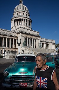 VIEILLE VOITURE AMERICAINE DEVANT LE CAPITOLE, LA HAVANE, CUBA, CARAIBES 