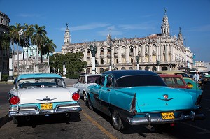 VIEILLES VOITURES AMERICAINES DEVANT LE GRAND THEATRE (GRAN TEATRO DE LA HABANA), PASEO DE MARTI, LA HAVANE, CUBA, CARAIBES 