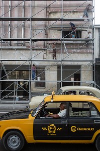 CUBATAXI PASSANT DEVANT UN CHANTIER DE RAVALEMENT D'UN IMMEUBLE, PASEO DEL PRADO, LA HAVANE, CUBA, CARAIBES 